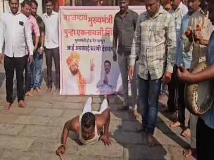 Eknath Shinde should become the Chief Minister a sarpanch in Kolhapur has laid the Dandavat at Ambabai's feet | हलगीच्या ठेक्यावर दंडवत घालत पठ्ठ्या अंबाबाई मंदिरात पोहोचला फक्त मुख्यमंत्र्यांसाठी..