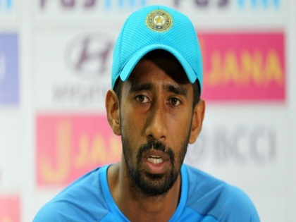 India wicketkeeper Wriddhiman Saha out of the team due to injury | वृद्धिमान साहाची अवस्था गंभीर; बॅटही उचलणं झालं अशक्य