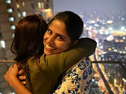 Did you recognize the actress who hugged Sai?; Both had worked in the same movie | सईला मिठी मारणाऱ्या अभिनेत्रीला ओळखलं का?; दोघींनीही केलं होतं एकाच सिनेमात काम