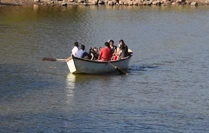 The boat took off in the lake of Saibon; Eight people escaped briefly, guilt over the operators with fingerprint | साईबनच्या जलाशयात बोट उलटली; आठजण थोडक्यात बचावले, बोटचालकासह संचालकांवर गुन्हा The boat took off in the lake of Saibon; Eight people escaped briefly, guilt over the operators with fingerprint | साईबनच्या जलाशयात बोट उलटली; आठजण थोडक्यात बचावले, बोटचालकासह संचालकांवर गुन्हा