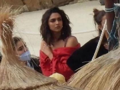 Deepika Padukone appeared in a sizzling look on the set of 'Pathan', the photo on the set was leaked | 'पठान'च्या सेटवर सिझलिंग लूकमध्ये दिसली दीपिका पादुकोण, सेटवरील फोटो झाला लीक