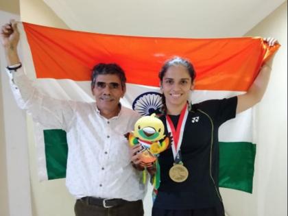 Asian Games 2018: Saina Nehwal receiving special gift from father after historic bronze | Asian games 2018: कांस्यपदक जिंकले म्हणून सायनाला बाबांनी दिले सुंदर गिफ्ट!