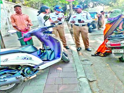 fiine action on without helmets students of college at Koregaon Park | कोरेगाव पार्क येथे हेल्मेट नसणाऱ्या कॉलेजच्या विद्यार्थिनींवर दंडात्मक कारवाई