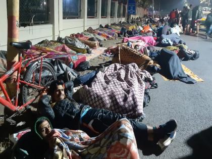 Thousands of people hope to find a job, when they sleep in a cold road ...! | नोकरीच्या आशेने हजारो जीव कुडकुडणाऱ्या थंडीत रस्त्यावर झोपतात तेव्हा... !