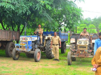 67 vehicles, 50 bras of sand seized from Bambori to prevent sand smuggling | वाळू उपशाला आळा घालण्यासाठी बांभोरीतून ६७ वाहने, ५० ब्रास वाळू जप्त