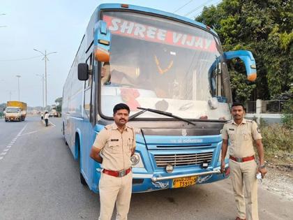 As soon as they reach Jalgaon in the morning, fines are imposed on private buses | पहाटे जळगावात पोहचताच खासगी बसेसवर दंडाची कुऱ्हाड