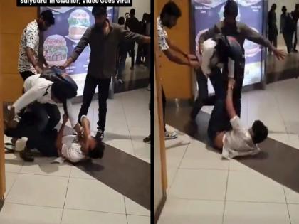 Fight After Watching Saiyaara: Watched the movie 'Saiyaara' and two young men clashed over a girlfriend; Video of a huge fight goes viral | 'सैयारा' चित्रपट पाहिला अन् एका गर्लफ्रेंडसाठी दोन तरुण भिडले; तुंबळ हाणामारीचा व्हिडिओ व्हायरल Fight After Watching Saiyaara: Watched the movie 'Saiyaara' and two young men clashed over a girlfriend; Video of a huge fight goes viral | 'सैयारा' चित्रपट पाहिला अन् एका गर्लफ्रेंडसाठी दोन तरुण भिडले; तुंबळ हाणामारीचा व्हिडिओ व्हायरल