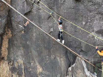 Commendable performance of Kalyan children; Srimlang Fort Kela Sir | अतिकठीण मानला जाणारा कल्याणचा श्रीमलंग गड लहानग्यानं केला सर