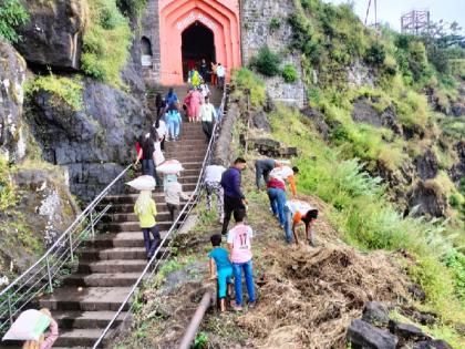 The Sajjangad Conservation Team in Parli Valley cleaned the Sajjangad fort | किल्ले सज्जनगडाच्या स्वच्छतेसाठी सरसावले शेकडो तरुण, संवर्धन पथकाचा उपक्रम