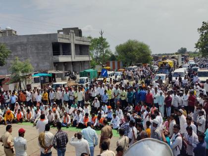 Blockade of Sakal Maratha community on Latur - Chhatrapati Sambhajinagar highway | लातूर - छत्रपती संभाजीनगर महामार्गावर सकल मराठा समाजाचा रास्तारोको