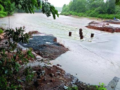 Carrying sacks to Charlene, traffic closed in the first rain | शेर्लेत साकव गेला वाहून, पहिल्याच पावसात वाहतूक बंद