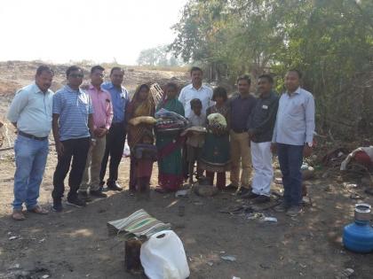 Distribution of clothes to poor families in 'Diwali' by 'Insanad' at Sakagegaon | साकेगाव येथे ‘अंतर्नाद’तर्फे दिवाळीत गरीब कुटुंबीयांना कपडे वाटप