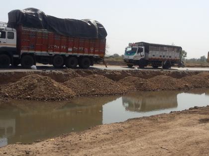  A water-bathing session has started at Sakegaon | साकेगावजवळ जलवाहिनी फुटण्याचे सत्र सुरूच