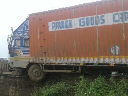 A truck stuck on the Waghur river bridge in Sakegaon | साकेगाव येथील वाघूर नदीच्या पुलावर अडकला ट्रक