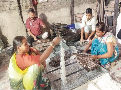 The sweetness of Sakhargathi is obtained through hard work near the heated furnace | तीन पिढ्यांचे समर्पण, तापलेल्या भट्टीजवळ १२ ते १५ तास श्रमातून साकारतो साखरगाठींचा गोडवा