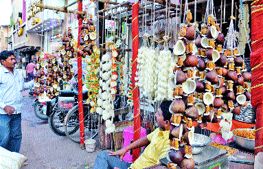 The demand for salvage of the Gudi Padwa is also awaited | गुढी पाडव्यासाठी खारीक-खोबºयाच्या हारांनाही मागणी