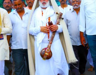  The departure of Amalner Dindi in Jighoshosh of Vitthalnama | विठ्ठलनामाच्या जयघोषात अमळनेरच्या दिंडीचे प्रस्थान