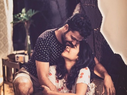 Love In The Air ..! Romantic photos of Sakhi Gokhale and Suvrat Joshi Tjl | Love In The Air..! प्रेमात आकंठ बुडालेत 'दिल दोस्ती दुनियादारी'मधील हे क्युट कपल