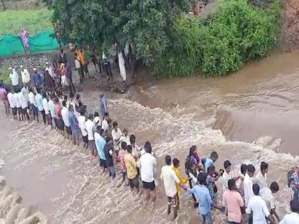 Streams flooded students were safely brought home by making a human chain | ओढ्यांना पुराचे स्वरूप, मानवी साखळी करत विद्यार्थ्यांना सुखरूप पोहोचवलं घरी