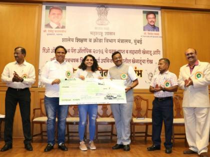 Felicitated for the Rio Olympics, the Para Olympics and the women's cricket team | रिओ ऑलिम्पिक,पॅरा ऑलिम्पिक व महिला क्रिकेट संघातील खेळाडूंचा सत्कार समारंभ संपन्न