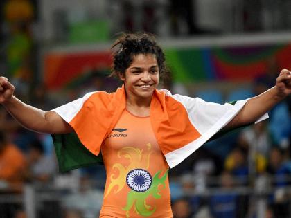 It is difficult for the fans to face back from the competition without a medal - Sakshi Malik | स्पर्धेतून पदकाविना परतल्यास चाहत्यांचा सामना करणे कठीण असते - साक्षी मलिक