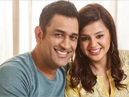 MS Dhoni pet name taken by his wife sakshi; You will also be amazed by the viral video ... | धोनीला लाडाने पत्नी साक्षी या नावाने मारते हाक; वायरल व्हिडीओ पाहून तुम्हीही व्हाल अवाक्...