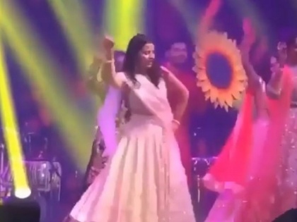 dhoni wife sakshi dance on kajol songs | साक्षीच्या डान्सवर धोनी झाला फिदा...