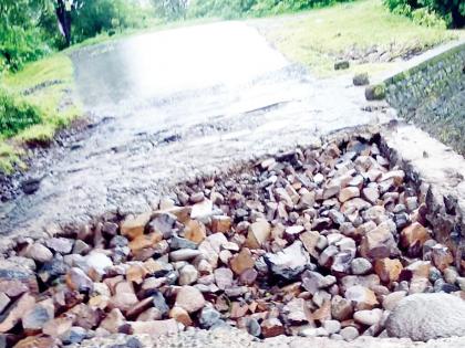 Bridge over Sakurli-Gunde road | साकुर्ली-गुंडे रस्त्यावरील पुलास भगदाड