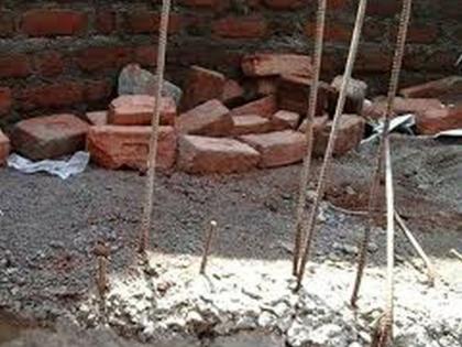 A four-foot pillar removed from the body of the laborer | मजुराच्या शरीरातून काढली चार फुटांची सळई