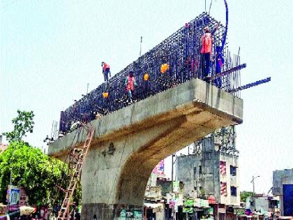 देहूरोड : रस्त्यावरील लोखंडी सळयांमुळे अडथळा; कंत्राटदाराचे दुर्लक्ष | अपघाताला निमंत्रण