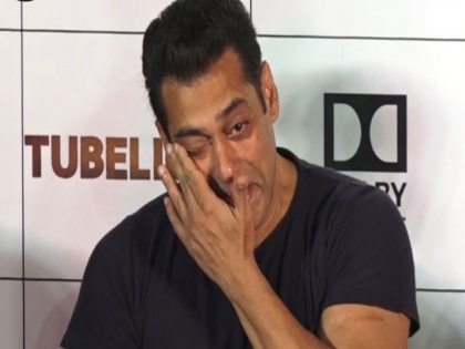 Salman Khan cried on Tabbu, he told reason of incident | तब्बूसमोर ढसाढसा रडला सलमान खान, स्वतः सांगितलं कारण
