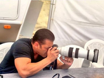 Salman Khan started shooting for Bharat movie | सलमान खानने कॅमेऱ्याच्या मागे राहुन सुरु केली 'भारत'ची शूटिंग