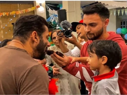 Corona Lock Down: Salman Khan celebrate Birthday of niece Ahil sharma at Farmhouse even in lockdown- SRJ | Corona Lock Down: असं कसं लॉक डाउन असूनही सलमानने भाच्याचा फार्महाऊसवर केला बर्थ डे सेलिब्रेट !