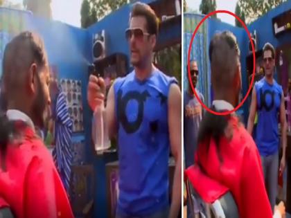 Salman Khan Viral Video: Salman Khan cut his fans hair and asked for money ; Video Viral | Salman Khan Video: सलमान खानने केली चाहत्याची 'चप्पी', पैसेही मागितले; Video व्हायरल...