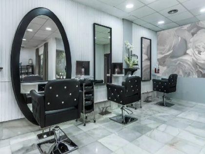 Stay in style! The growing craze of unisex parlour, fashion for the whole family is done in one salon | स्टाइल में रहनेका! युनिसेक्स पार्लरची वाढतेय क्रेझ, एकाच सलूनमध्ये ठरते संपूर्ण कुटुंबाची फॅशन