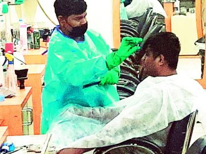 The salon operators in Nagpur opened their shops despite the restrictions | निर्बंध झुगारून नागपुरातील सलून व्यावसायिकांनी दुकाने उघडली