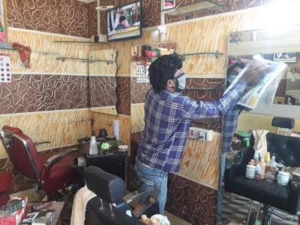 Customers turn to the salon for fear of corona; Confusion among many and price hike by some | कोरोनाच्या भीतीपोटी ग्राहकांची सलूनकडे पाठ; अनेकांमध्ये संभ्रम तर काहींनी केली दरवाढ