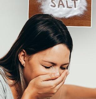 रोज कमी मीठ खाणंही शरीरासाठी अत्यंत धोक्याचं, रोज ५ आजारांमुळे जगणं होतं मुश्किल