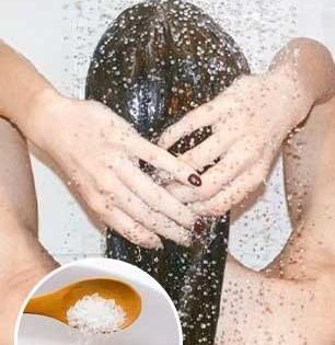 थंडीच्या दिवसात आंघोळीच्या पाण्यात घाला थोडं मीठ, फायदे वाचाल तर रोज कराल 'हा' उपाय