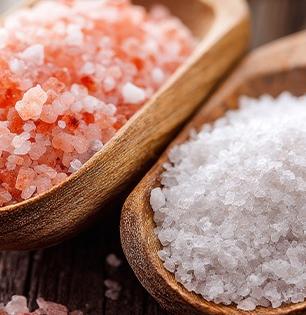 पांढरे मीठ चांगले की सैंधव? चिमूटभर गुलाबी मीठ भाजीत घालण्यापूर्वी ‘हे’ वाचा, पाहा दोन्ही मिठातला फरक