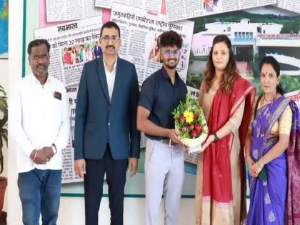 Tea seller son Prajwal Salunkhe gets MBA, offered job abroad; package of 15 lakhs, father gets emotional | चहावाल्याचा मुलगा MBA झाला, परदेशात नोकरीची ऑफर; १५ लाखांचे पॅकेज, वडील झाले भावुक Tea seller son Prajwal Salunkhe gets MBA, offered job abroad; package of 15 lakhs, father gets emotional | चहावाल्याचा मुलगा MBA झाला, परदेशात नोकरीची ऑफर; १५ लाखांचे पॅकेज, वडील झाले भावुक