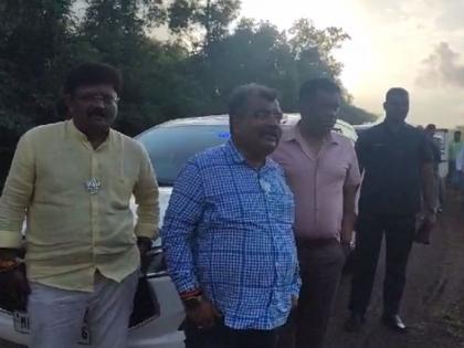 Kiran Samant in Minister Ravindra Chavan's car, Chavan told the media.. | मंत्री रवींद्र चव्हाणांच्या कारमध्ये किरण सामंत, प्रसारमाध्यमांना चव्हाण म्हणाले..