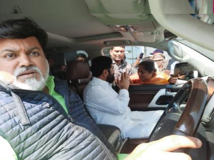 The steering of the Chief Minister's car is in the hands of Industries Minister Uday Samant, Eknath Shinde to Sindhudurga for darshan of Bharadi Devi | उद्योगमंत्री उदय सामंत बनले मुख्यमंत्र्यांचे 'सारथी'; भराडी देवीच्या दर्शनासाठी एकनाथ शिंदे सिंधुदुर्गात