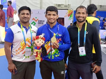 KIYG: Samarth, tempo driver’s son from Maharashtra village, lives ex-wrestler dad’s dream with Greco-Roman gold | 'समर्थ' महाराष्ट्र! टेम्पो ड्रायव्हरच्या मुलाने पूर्ण केले ग्रीको-रोमनमध्ये 'सुवर्ण' जिंकण्याचे वडिलांचे स्वप्न 