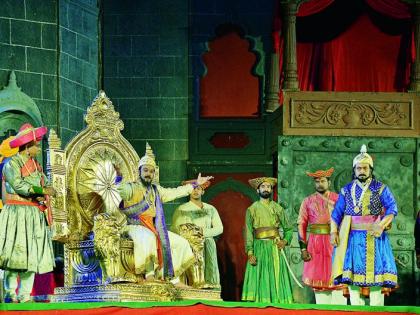 Thousands of audiences shocked by the pain of the Shamburaje: The events held in the eyes by thousands of spectators | शंभुराजेंच्या यातनांनी प्रेक्षकही थरारतो : हजारो प्रेक्षकांनी डोळ्यात साठविले प्रसंग