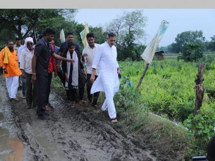 Rain in Beed: 'I have left the palace...' Sambhaji Raje meets farmers on the farm | Rain in Beed: 'मंत्र्याचं माहित नाही, मी राजवाडा सोडून आलोय...' संभाजीराजे थेट बांधावर