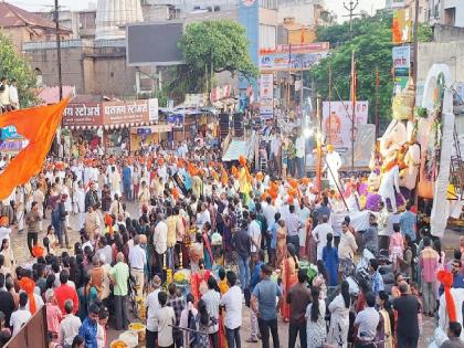 Sambhare Ganesha procession in Sangli after 72 years | १४ फूट उंचीची दीड टन वजनाची मूर्ती; सांगलीत सांभारे गणपतीची ७२ वर्षांनंतर मिरवणूक