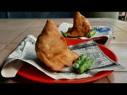 Ban on eating and making samosas in the African country Somalia | या देशात समोसा खाल्ला तर मिळणार शिक्षा, कारण वाचून डोकं चक्रावून जाईल