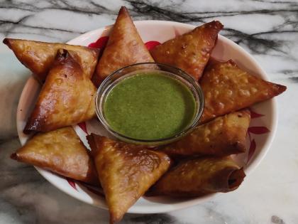 A crispy patti samosa filled with potato vegetables and peas | Tasty Katta: बटाट्याची भाजी अन् मटार भरलेला कुरकुरीत असा पट्टी सामोसा