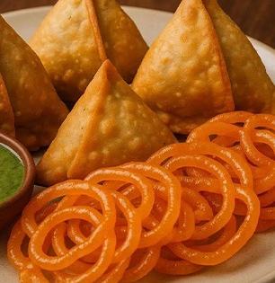गरमागरम समोसे, गोडगोड जिलेबी की यम्मी पिझ्झा... आरोग्यासाठी काय आहे सर्वात घातक?